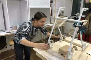 Mia Pahl mit dem Prototyp von "Rollaid".